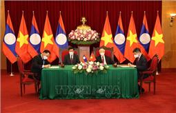 Tổng Bí thư Nguyễn Phú Trọng và Tổng Bí thư, Chủ tịch nước Lào chứng kiến Lễ ký kết văn kiện hợp tác giữa Việt Nam-Lào